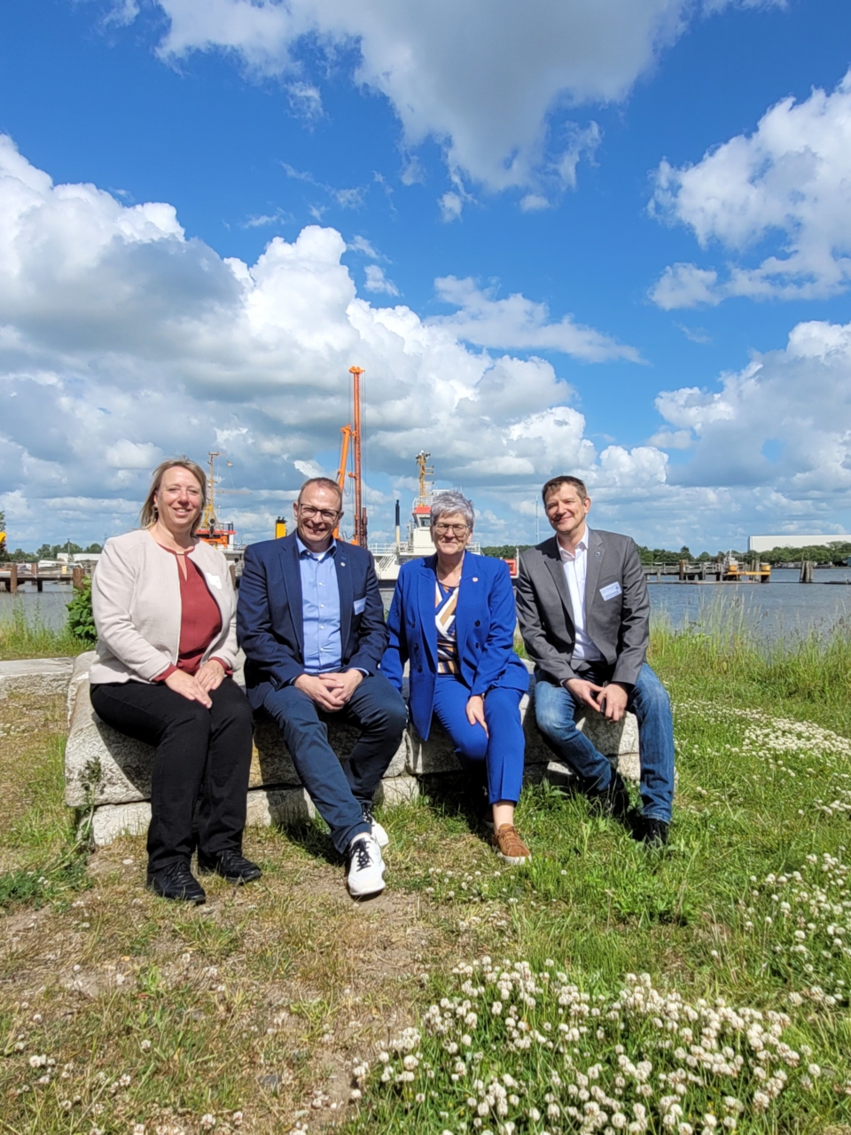Foto Nr. 1 Geschäftsführender Vorstand IWSV Foto Nr. 1: v.r.n.l.: Neuer Vorstand Dipl.-Ing. Marko Ruszczynski (Bundesschatzmeister), Dipl.-Ing. Stefanie von Einem (Bundesvorsitzende), Dipl.-Ing. Sven Wennekamp (Stellvertretender Bundesvorsitzender), Dipl.-Ing. Maren Heucke (Bundesschriftführerin) - es fehlt Dr.-Ing. Torsten Stengel (Bundesgeschäftsführer)