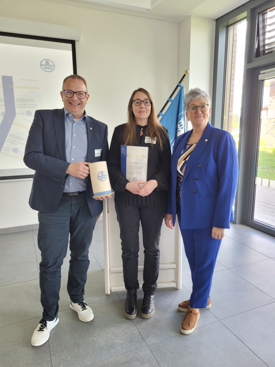 Foto Nr. 2 Ehrung Constanze Follmann Foto Nr. 2 v.r.n.l.: Ehrung für Vorstandsarbeit: Dipl.-Ing. Stefanie von Einem (Bundesvorsitzende), Dipl.-Ing. Constanze Follmann (scheidende Bundesschriftführerin), Dipl.-Ing. Sven Wennekamp (Stellvertretender Bundesvorsitzender)